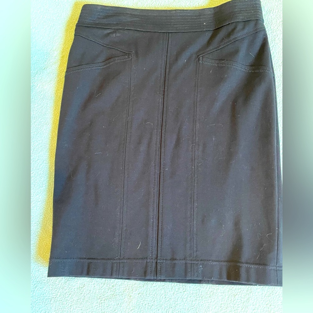 Black pencil skirt in good condition. Classic pretty li es